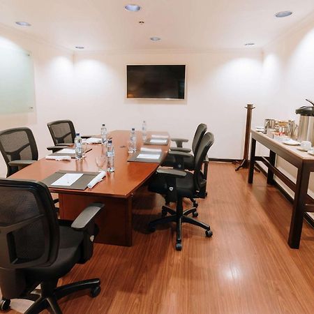 ホテル クラリオン スイーツ ガテマラ シティ グアテマラシティ エクステリア 写真 A typical meeting room