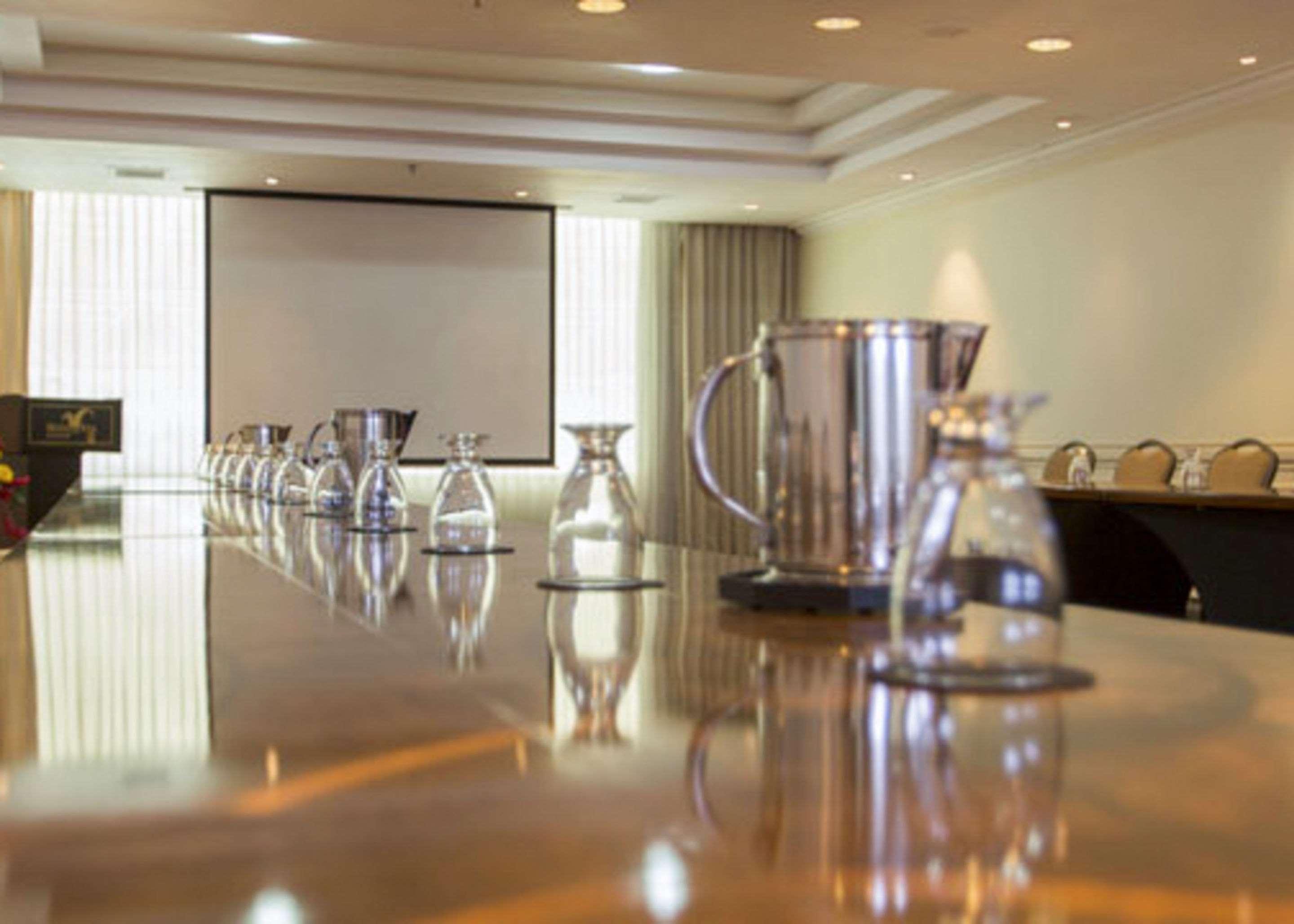 ホテル クラリオン スイーツ ガテマラ シティ グアテマラシティ エクステリア 写真 A meeting room at the hotel