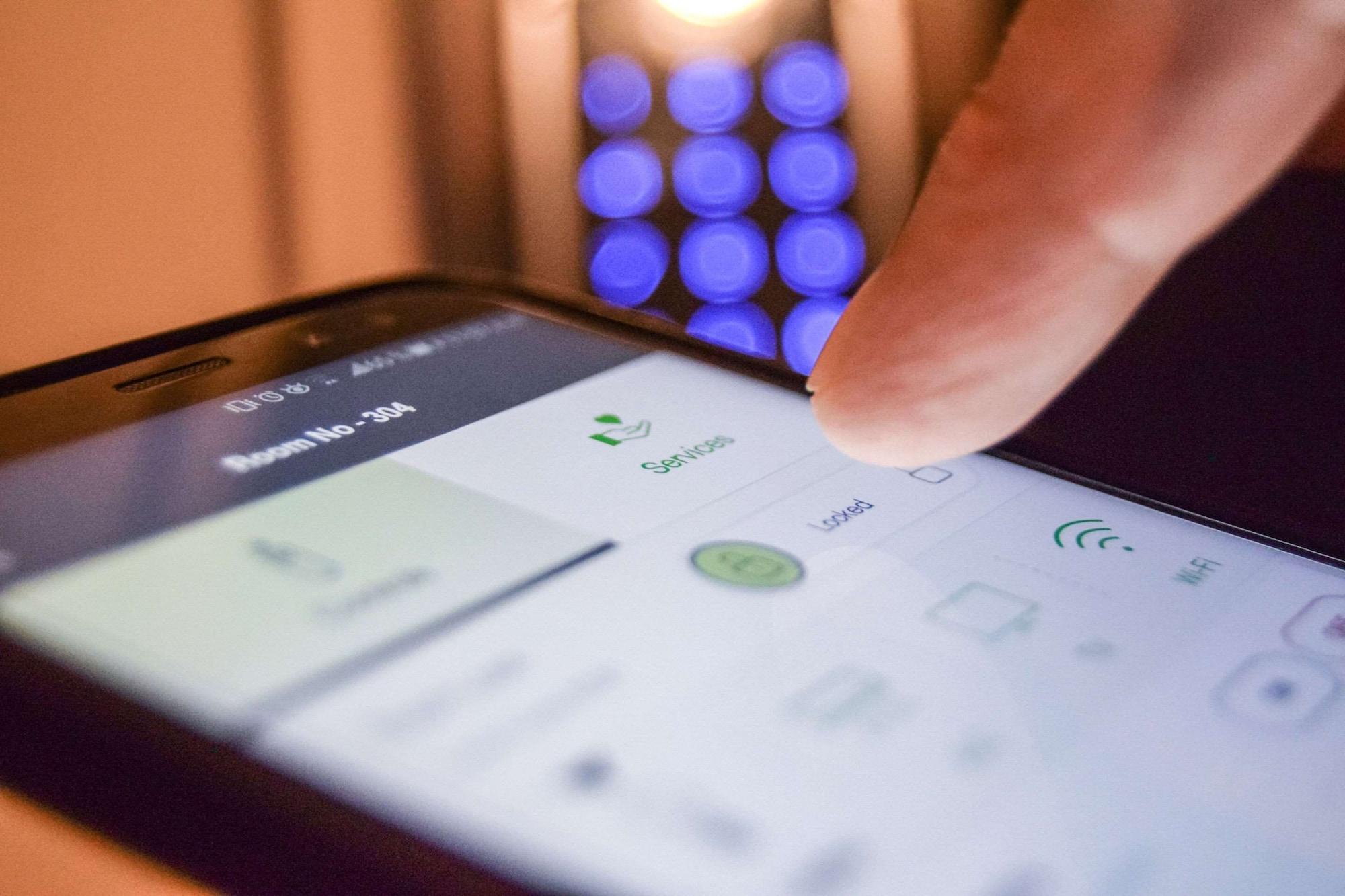 ホテル クラリオン スイーツ ガテマラ シティ グアテマラシティ エクステリア 写真 A smartphone with a touchscreen