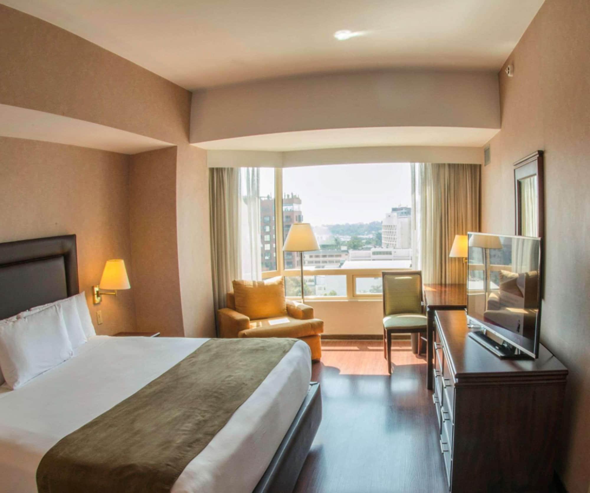 ホテル クラリオン スイーツ ガテマラ シティ グアテマラシティ エクステリア 写真 A room at the hotel