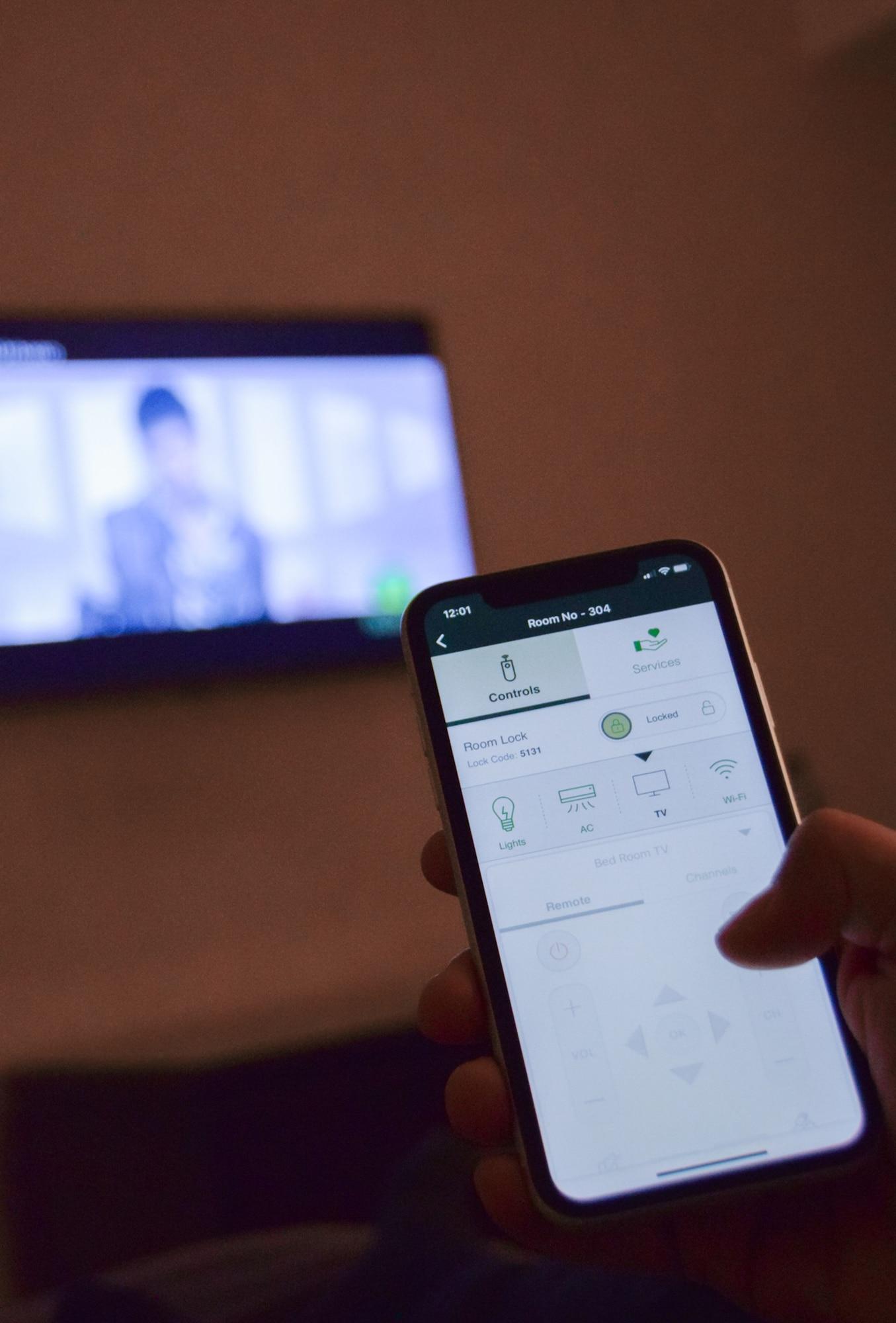 ホテル クラリオン スイーツ ガテマラ シティ グアテマラシティ エクステリア 写真 A mobile phone being used for telemedicine