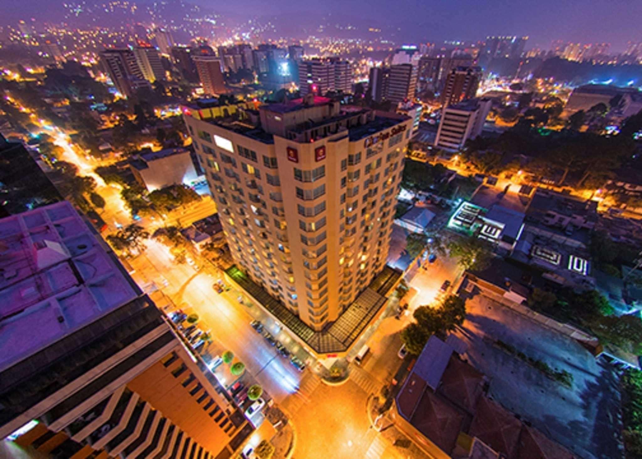 ホテル クラリオン スイーツ ガテマラ シティ グアテマラシティ エクステリア 写真 Aerial view of the city at night