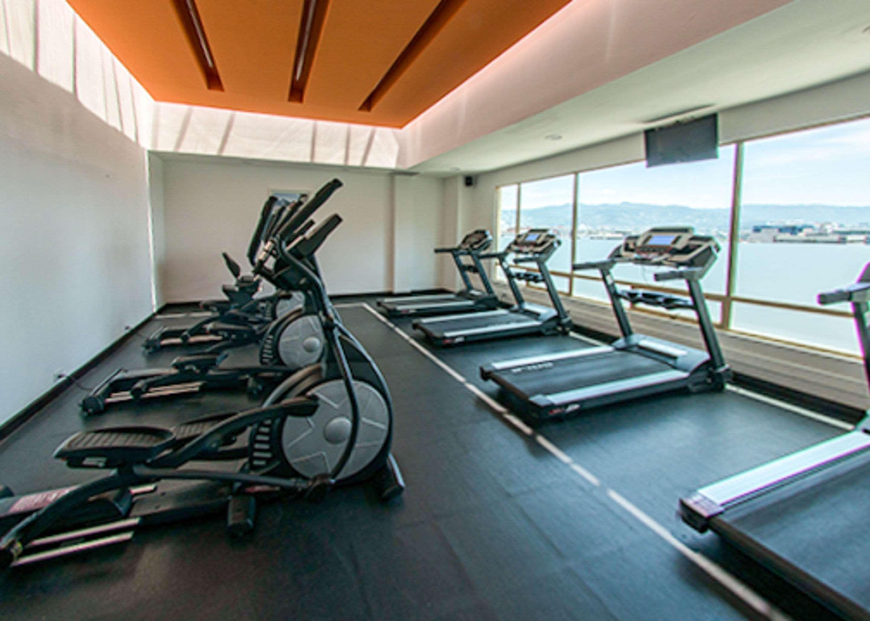 ホテル クラリオン スイーツ ガテマラ シティ グアテマラシティ エクステリア 写真 The gym at the hotel