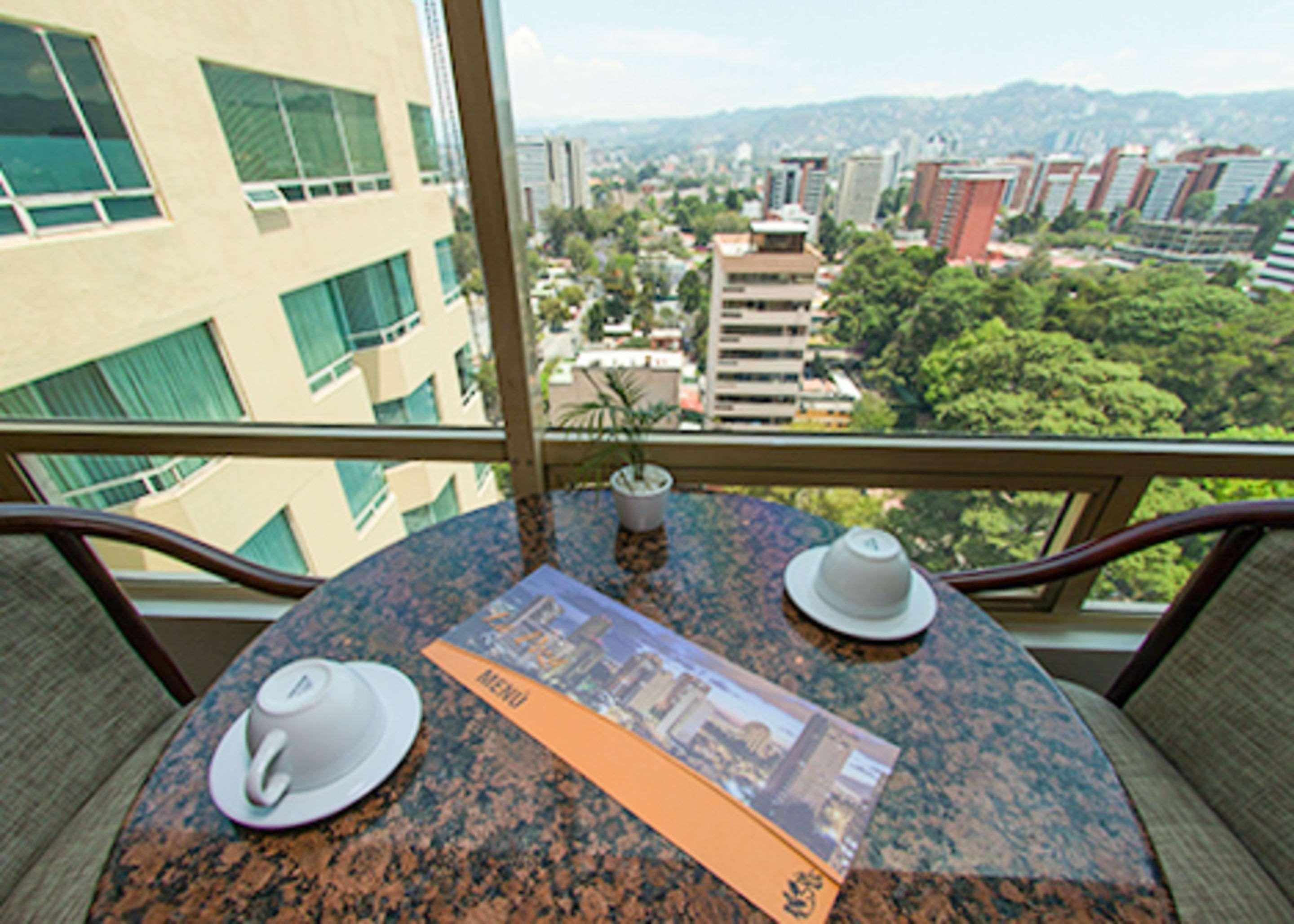 ホテル クラリオン スイーツ ガテマラ シティ グアテマラシティ エクステリア 写真 A view from a balcony