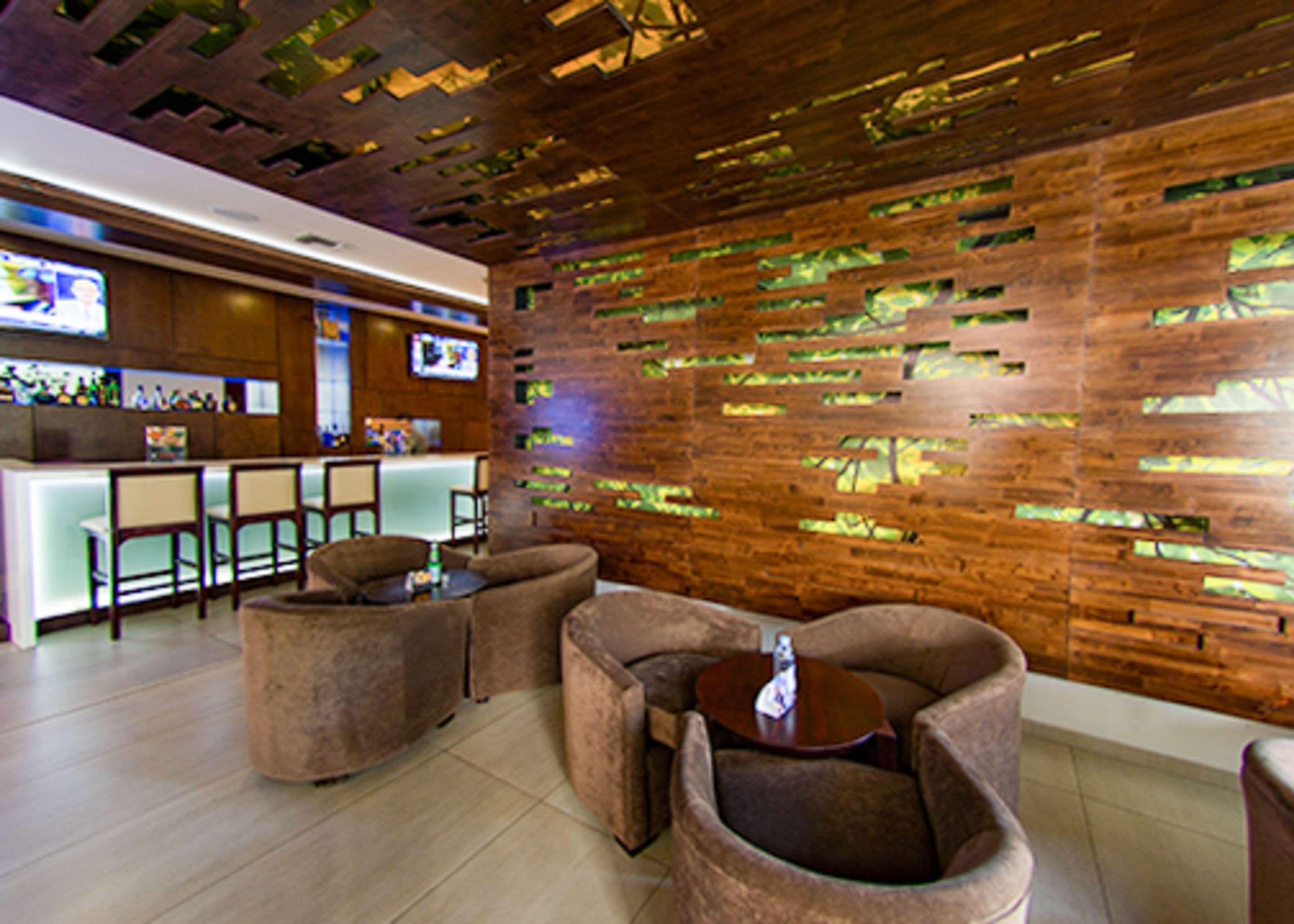 ホテル クラリオン スイーツ ガテマラ シティ グアテマラシティ エクステリア 写真 The lounge at the airport