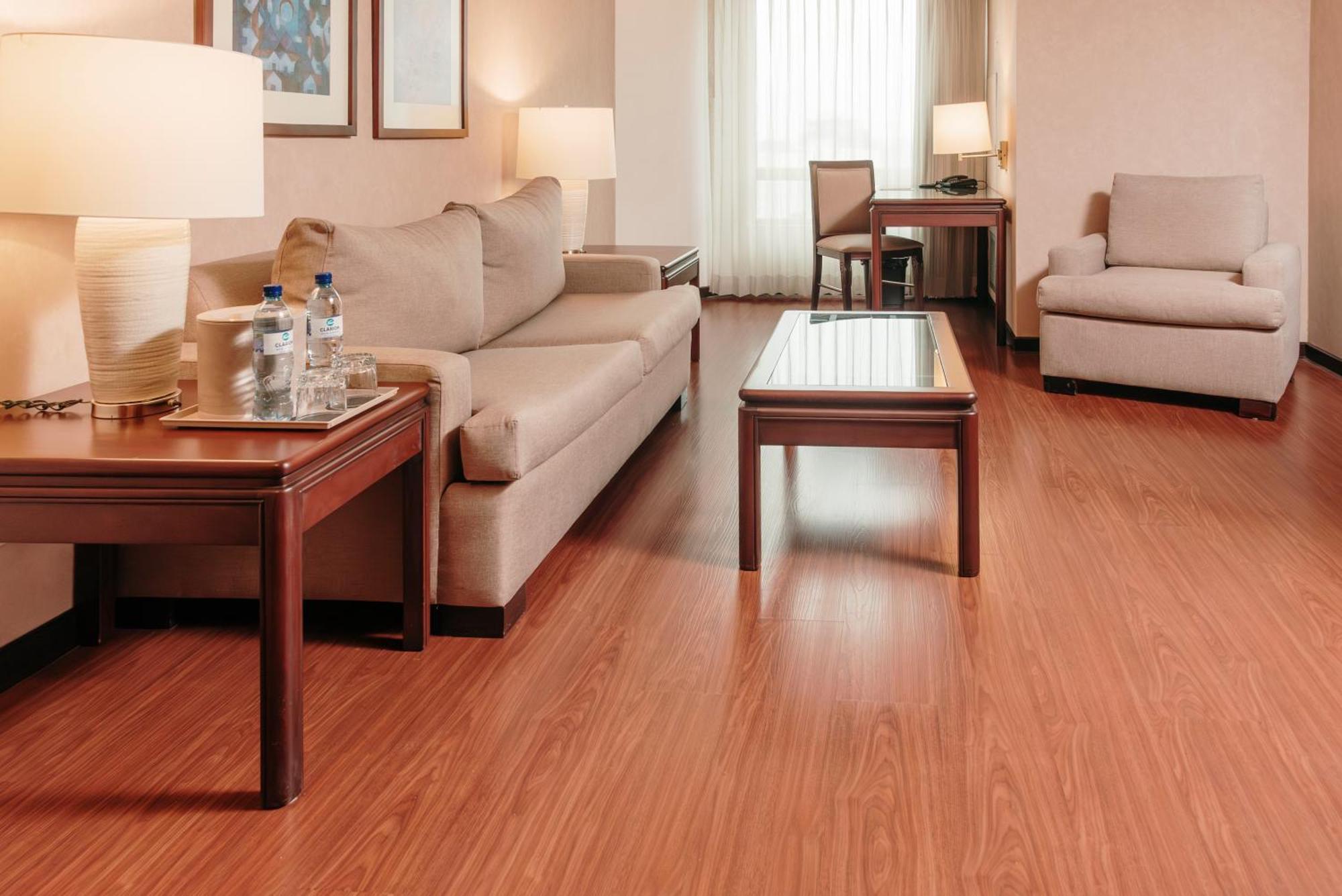 ホテル クラリオン スイーツ ガテマラ シティ グアテマラシティ エクステリア 写真 Laminate flooring