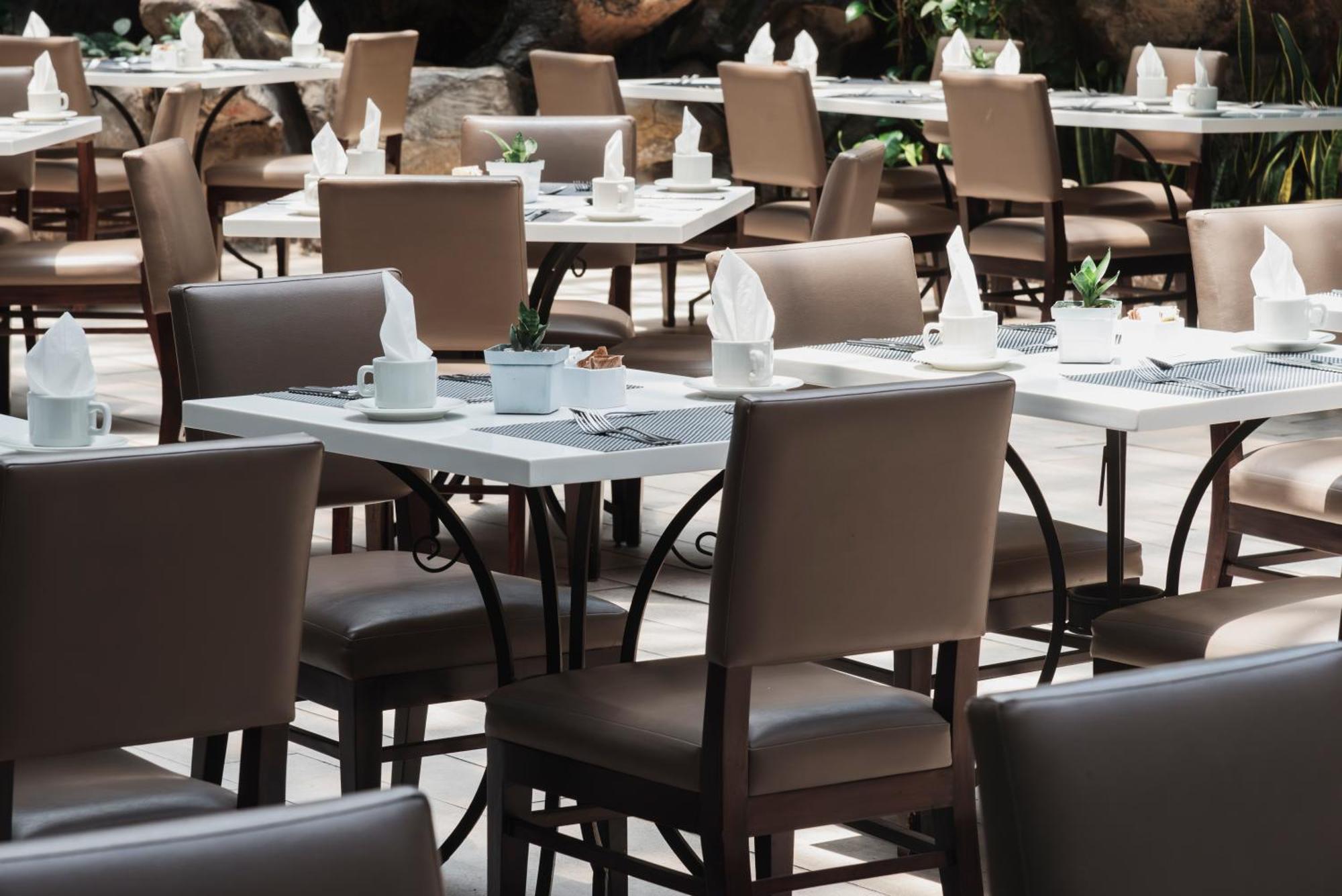 ホテル クラリオン スイーツ ガテマラ シティ グアテマラシティ エクステリア 写真 Restaurant furniture