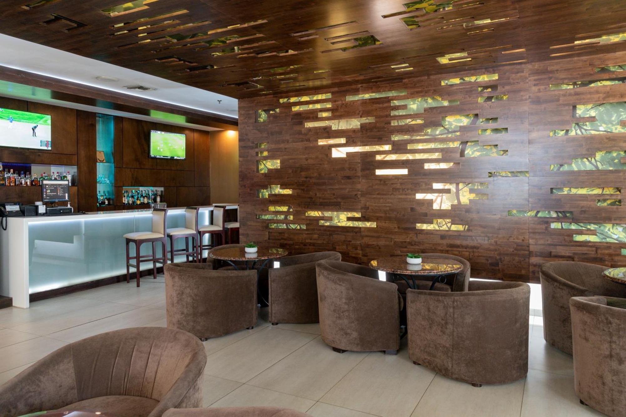 ホテル クラリオン スイーツ ガテマラ シティ グアテマラシティ エクステリア 写真 The lounge at the airport