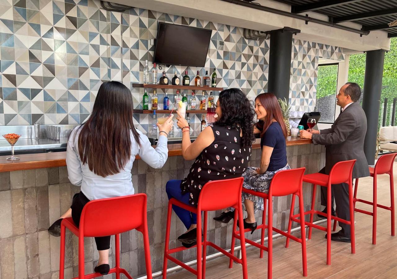 ホテル クラリオン スイーツ ガテマラ シティ グアテマラシティ エクステリア 写真 The bar at the 101 Sky Bar