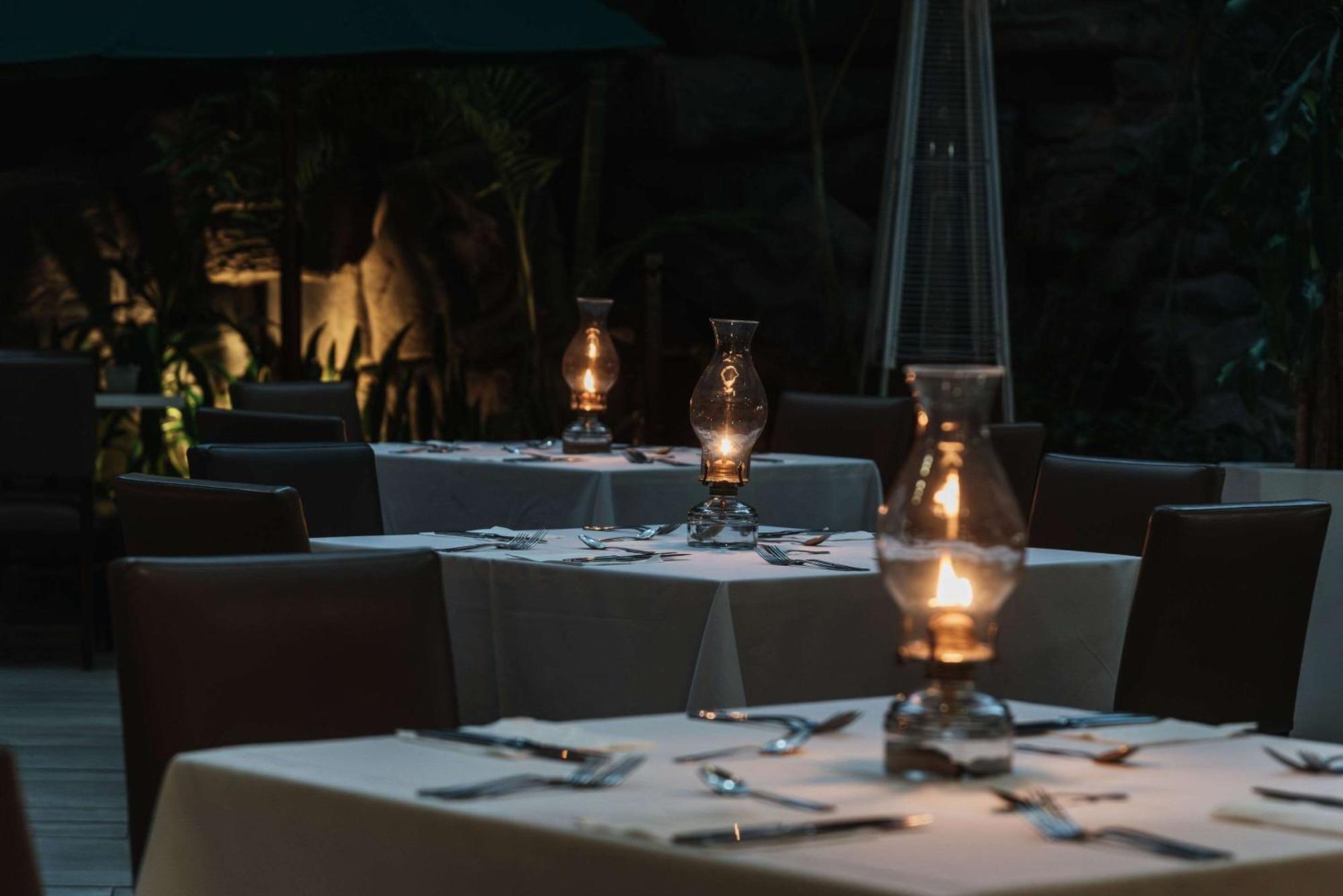 ホテル クラリオン スイーツ ガテマラ シティ グアテマラシティ エクステリア 写真 The restaurant at night