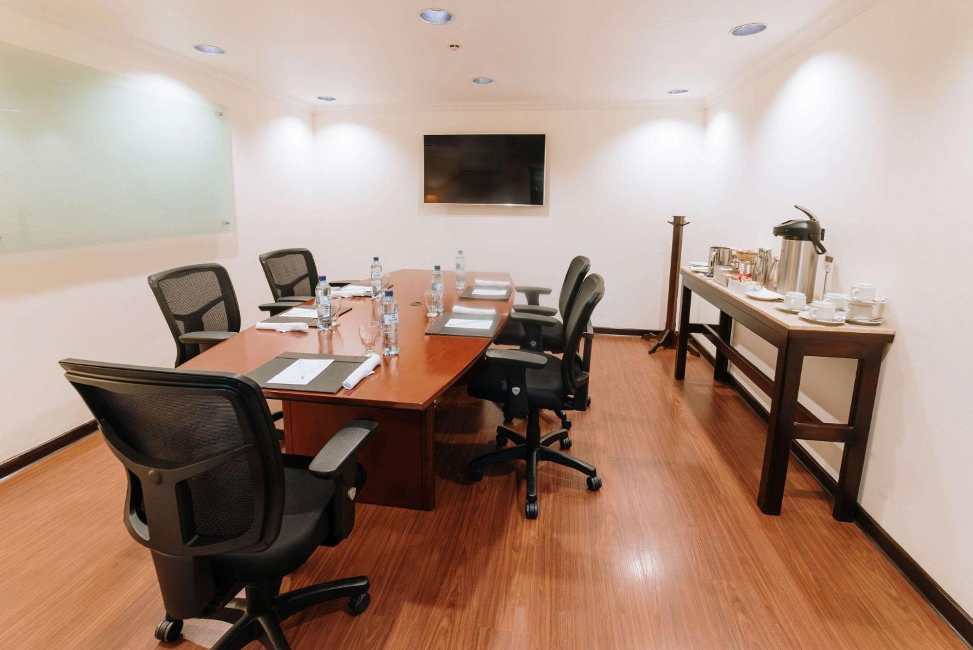 ホテル クラリオン スイーツ ガテマラ シティ グアテマラシティ エクステリア 写真 A typical meeting room