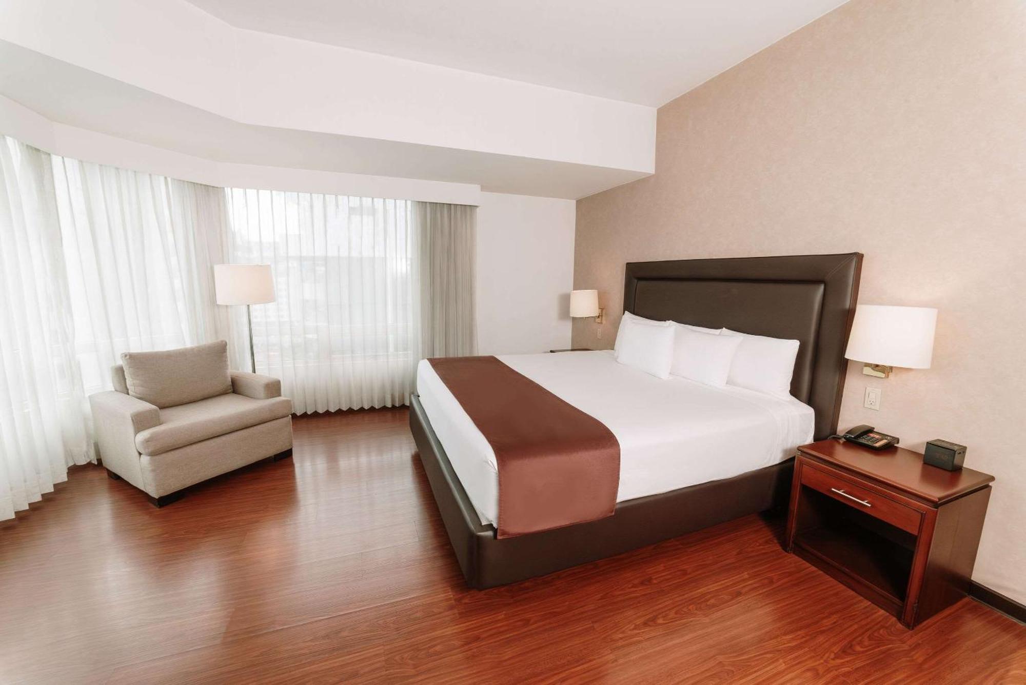 ホテル クラリオン スイーツ ガテマラ シティ グアテマラシティ エクステリア 写真 A bedroom at the hotel