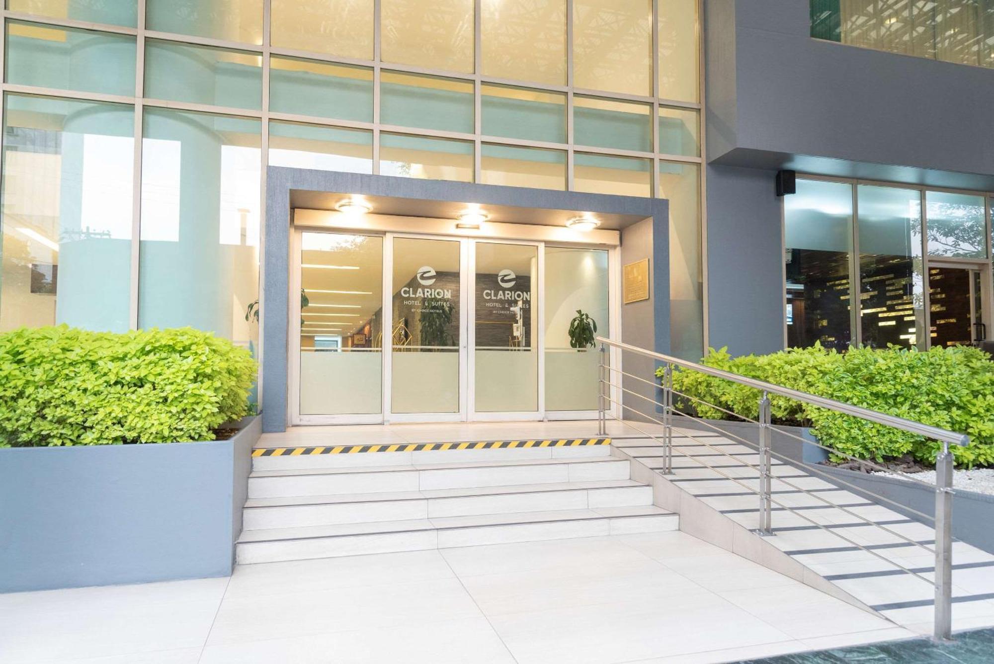 ホテル クラリオン スイーツ ガテマラ シティ グアテマラシティ エクステリア 写真 Entrance of the building
