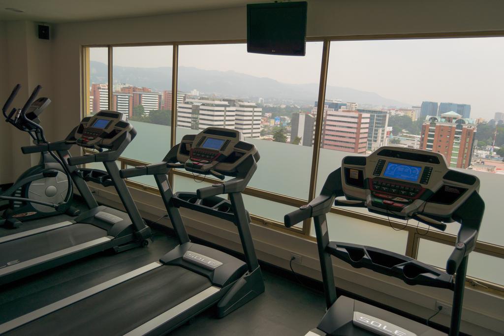 ホテル クラリオン スイーツ ガテマラ シティ グアテマラシティ エクステリア 写真 Treadmills in a gym