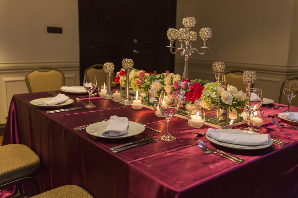 ホテル クラリオン スイーツ ガテマラ シティ グアテマラシティ エクステリア 写真 A table set for a formal dinner